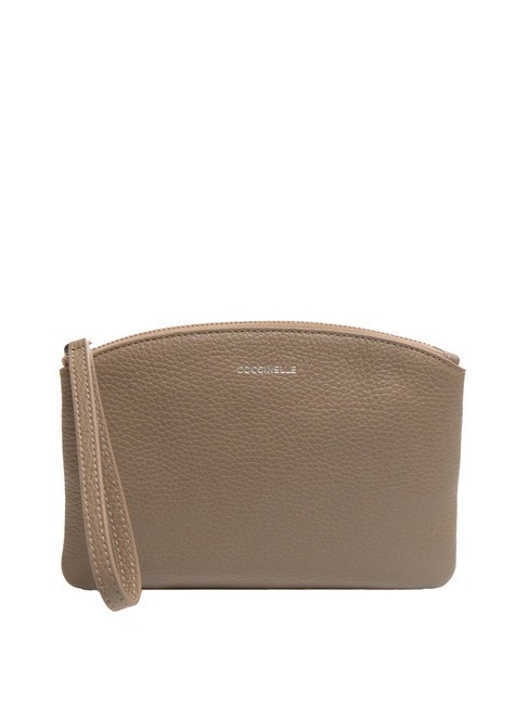 COCCINELLE ROUNDED ENVELOPE Clutch aus Leder mit Manschette warmes Taupe - Damentaschen